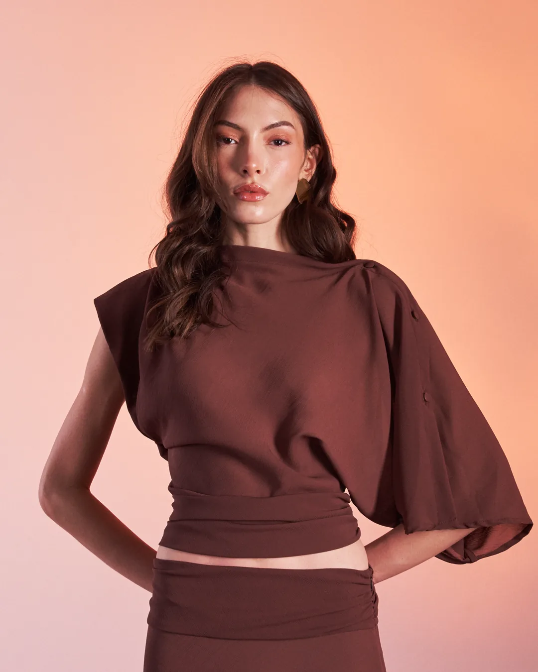 Conjunto vinho com top de mangas amplas