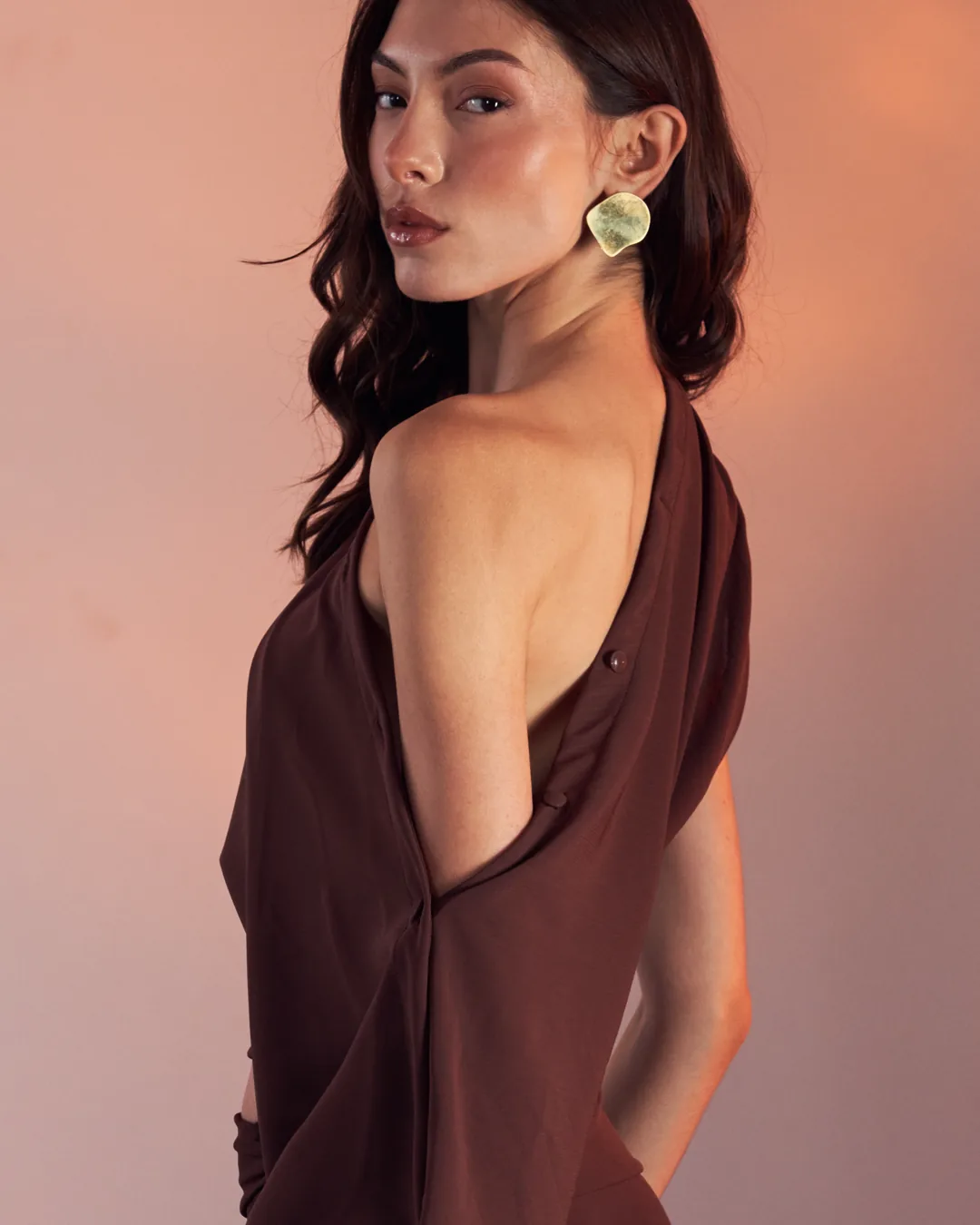 Vestido vinho com decote nas costas